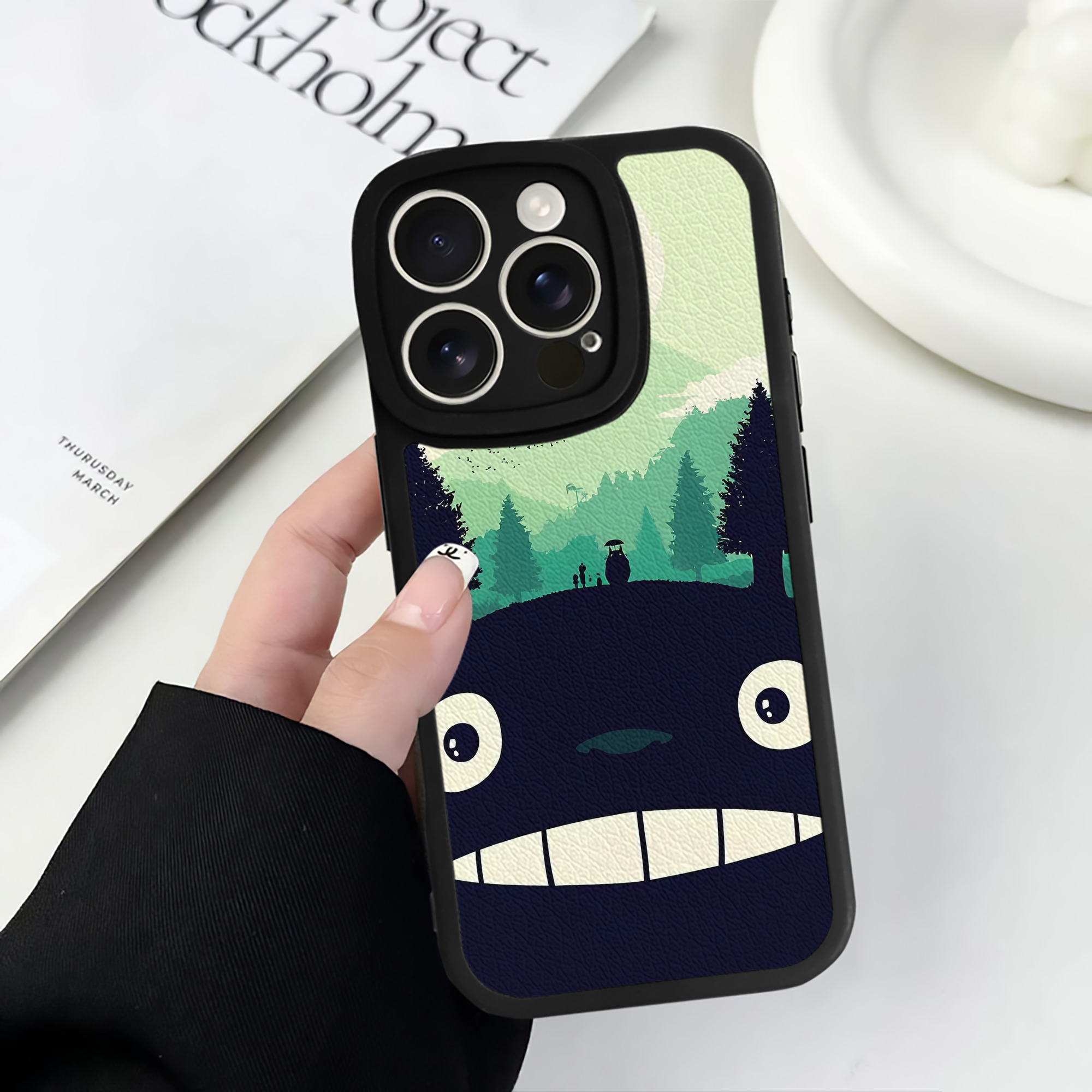 （画像用） となりのトトロ 草壁メイ 草壁サツキ My Neighbor Totoro Satsuki Kusakabe Mei Kusakabe 【iPhone 16シリーズ対応】シリコンスマホケース（レザー調） 材質：シリコン
